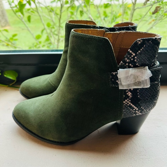 Vionic Naomi Suede Snake-Print Water-Resistant Boots in olive green size 9.5 - Picture 6 of 11